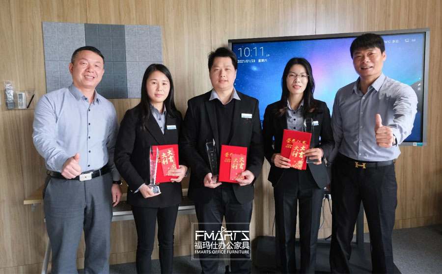 鄧總、周總為銷售最佳新人頒獎